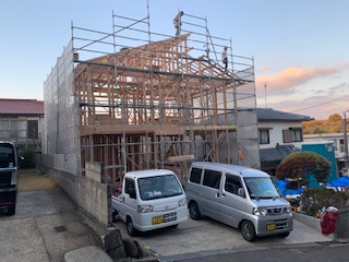 西栄田町の建物が棟上げです。