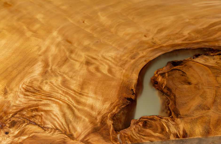 Einzigartiger Designertisch mit kunstvoller Natur in Tischplatte aus Kauri Holz, naturdesign, exklusives Einzelstück Designtisch, außergewöhnlicher Holztisch Einzelstück