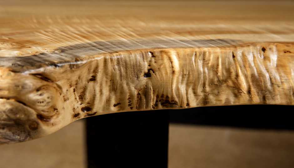 Design Tischplatte in Handarbeit, Schönheit und Anmut der Naturkanten im Holztisch aus massiver Pappelmaser, Baumstammtisch