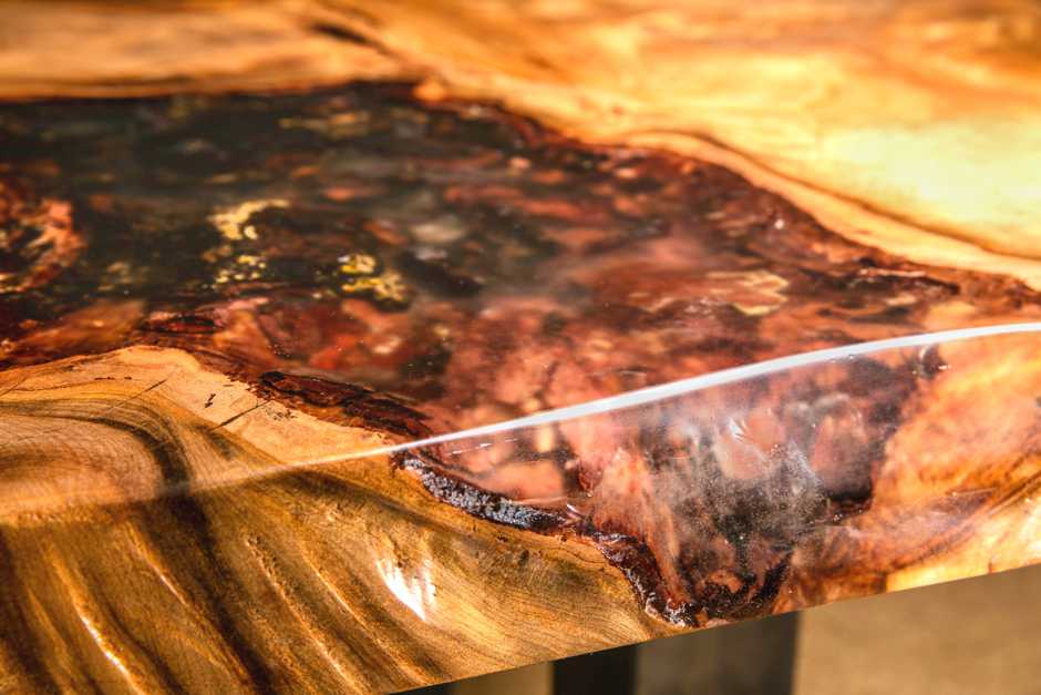 Kunstvoller Kauri Esstisch mit Wurzel Rindenwuchs in Harz, goldfarbener Bernstein, Holztisch Esstisch als Naturholztisch, exklusiver Baumstammtisch