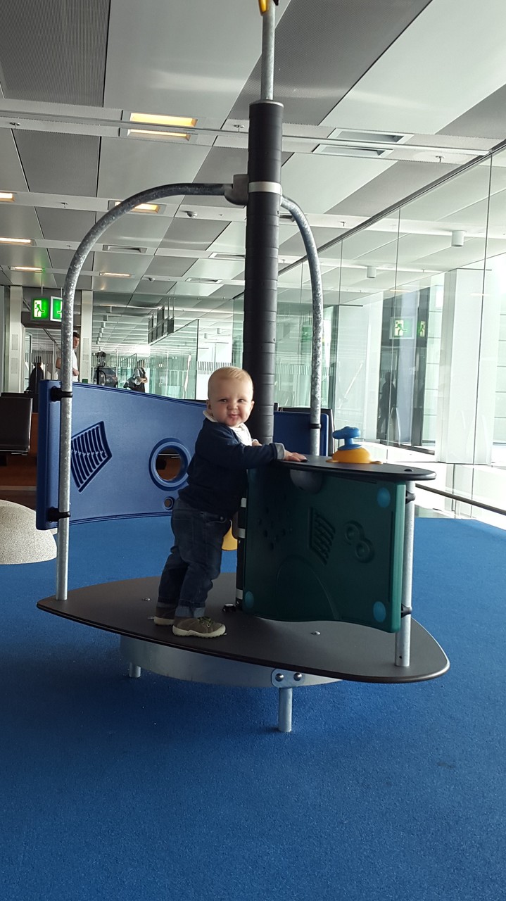 Oskar hat den Flughafenspielplatz für sich entdeckt.