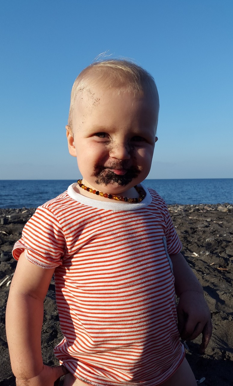 Oskar hat den Sand zum Fressen gern.