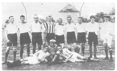  Die erste Bogner Elf bestand aus: Bogenberger August, Pongratz Franz, Wührl Adolf, Weingärtner Hans, Wührl Bepp, Buchner Otto, Kronschnabl Georg, Neuberger Josef und Burkhardt Alf.