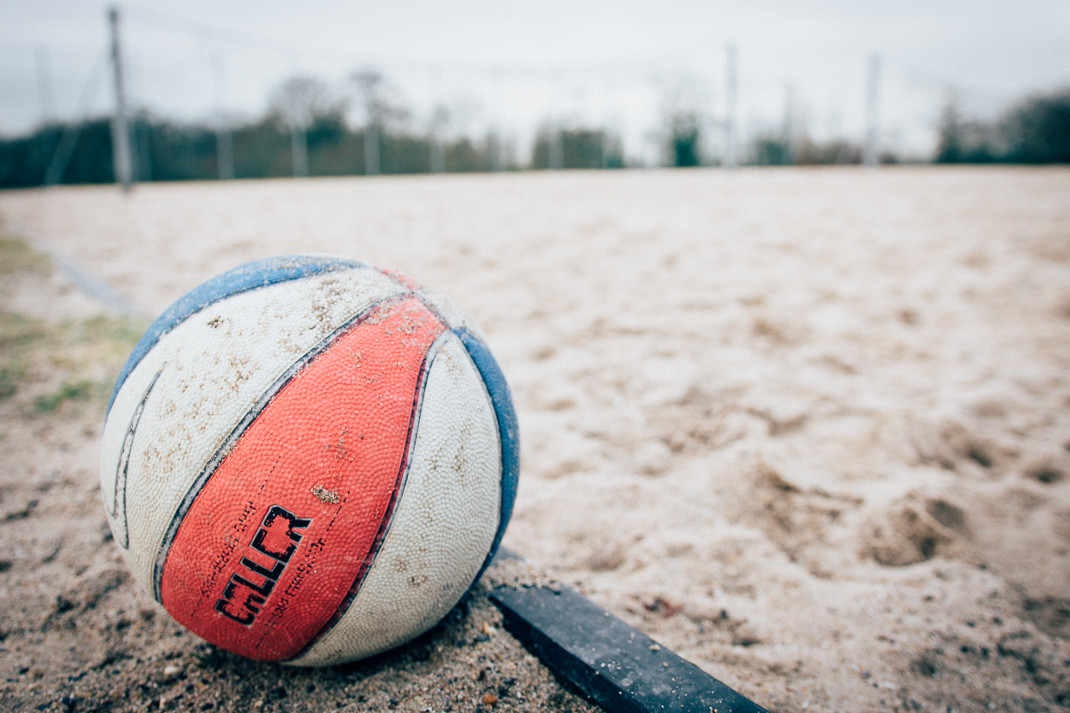Basketball auf winterlichem Beachvolleyballfeld