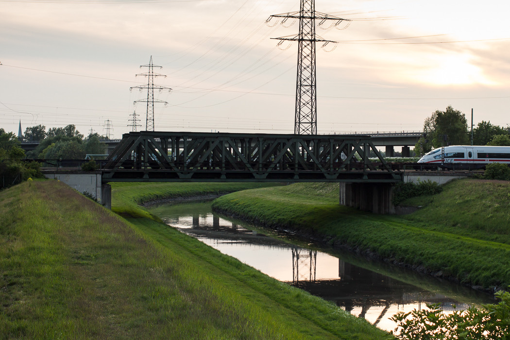Der markante Nordknick der Neuen Emscher hinter dem Niederrheinstadion Oberhausen.