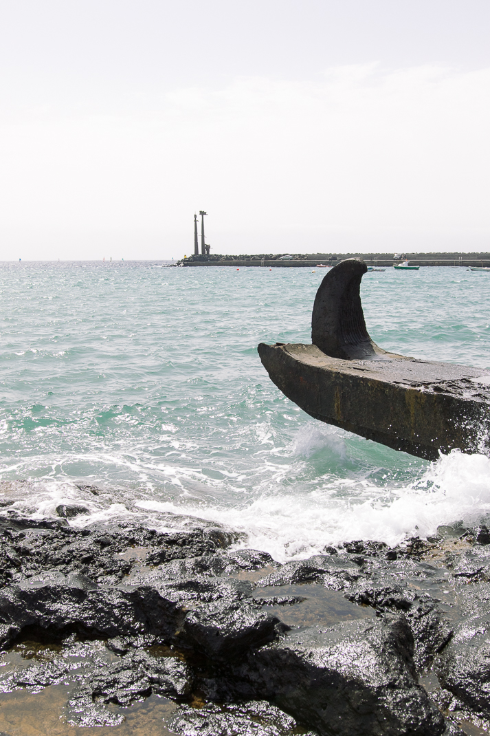 Costa Teguise, Plastik im Hintergrund von Cesare Manrique