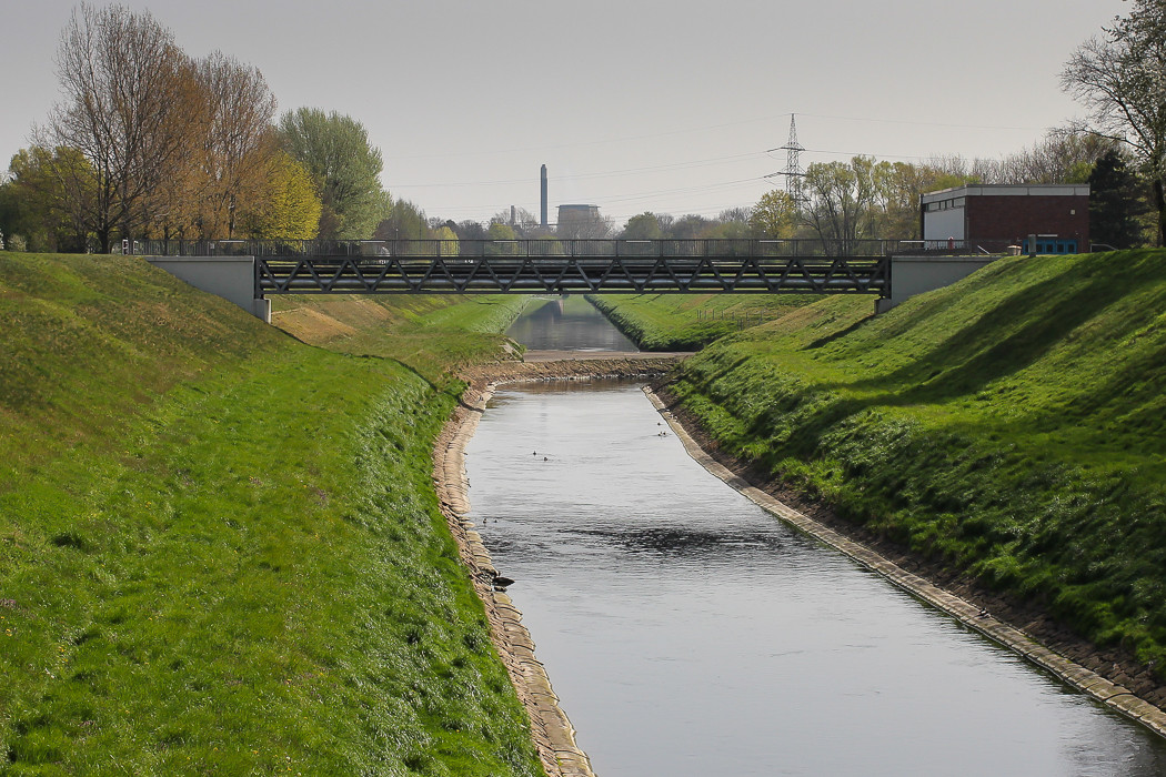 Abzweig zum Klärwerk Emschermündung in Oberhausen-Holten bzw. Dinslaken.