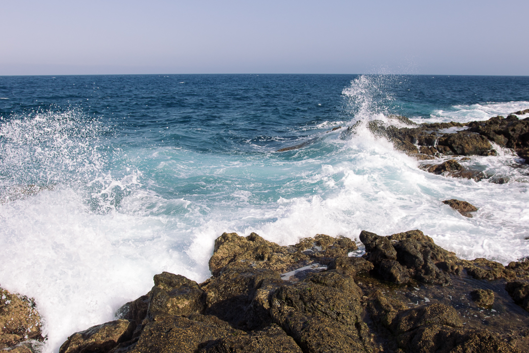 Atlantikwelle und Lavagestein