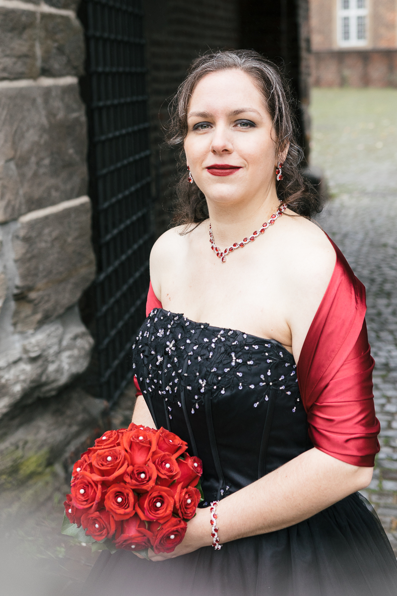 Hochzeit in scharzem Brautkleid, Burg Vondern Oberhausen