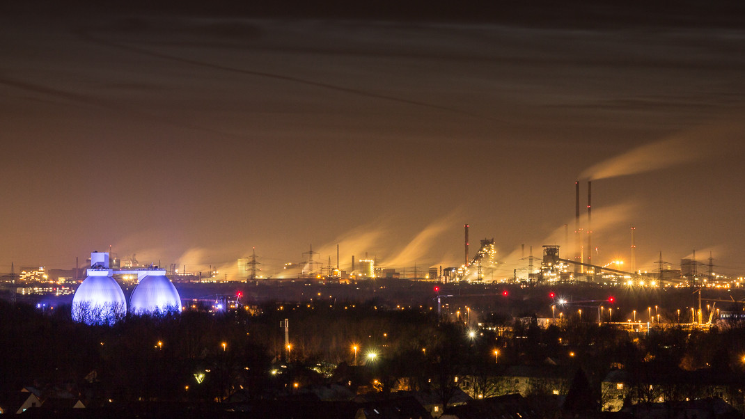 Nächtliches Klärwerk Emschermündung und Stahlwerk Duisburg Schwelgern
