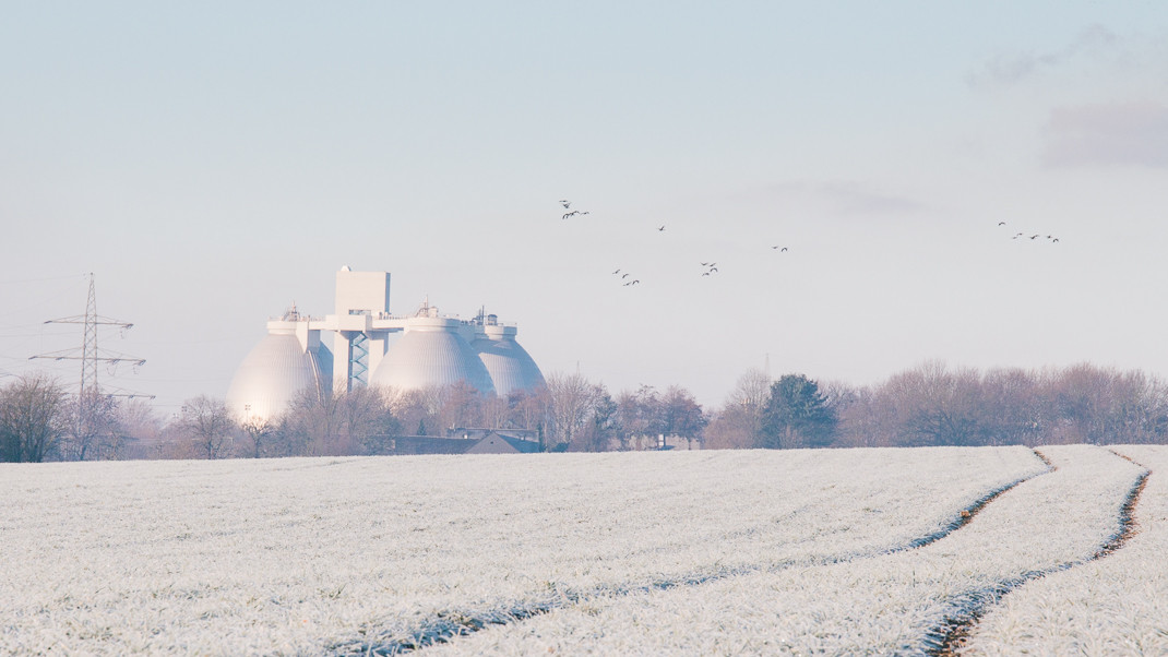 Winterliches Feld | Vögel über dem Klärwerk Emschermündung