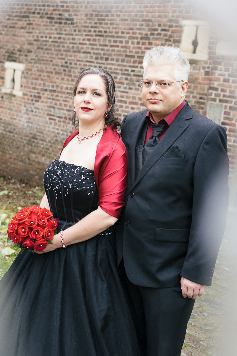 Hochzeit in scharzem Brautkleid, Burg Vondern Oberhausen, Braut, Bräutigam, Hochzeitspaar