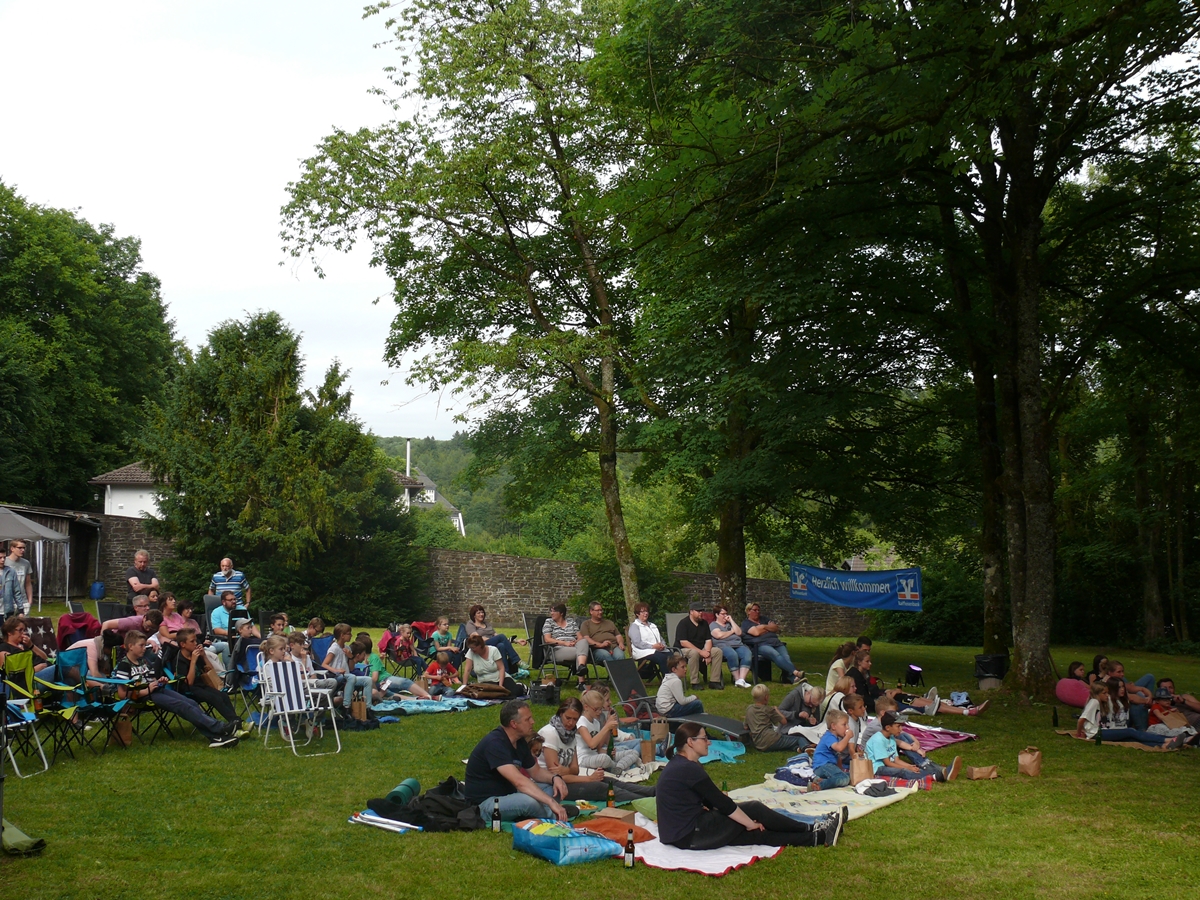 Nach und nach füllte sich der Klostergarten Friesenhagen immer mehr