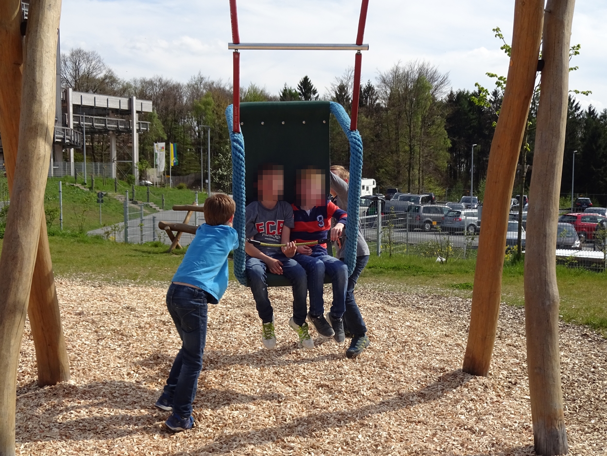 Der Abenteuerspielplatz bot viele Möglichkeiten, Spaß zu haben.