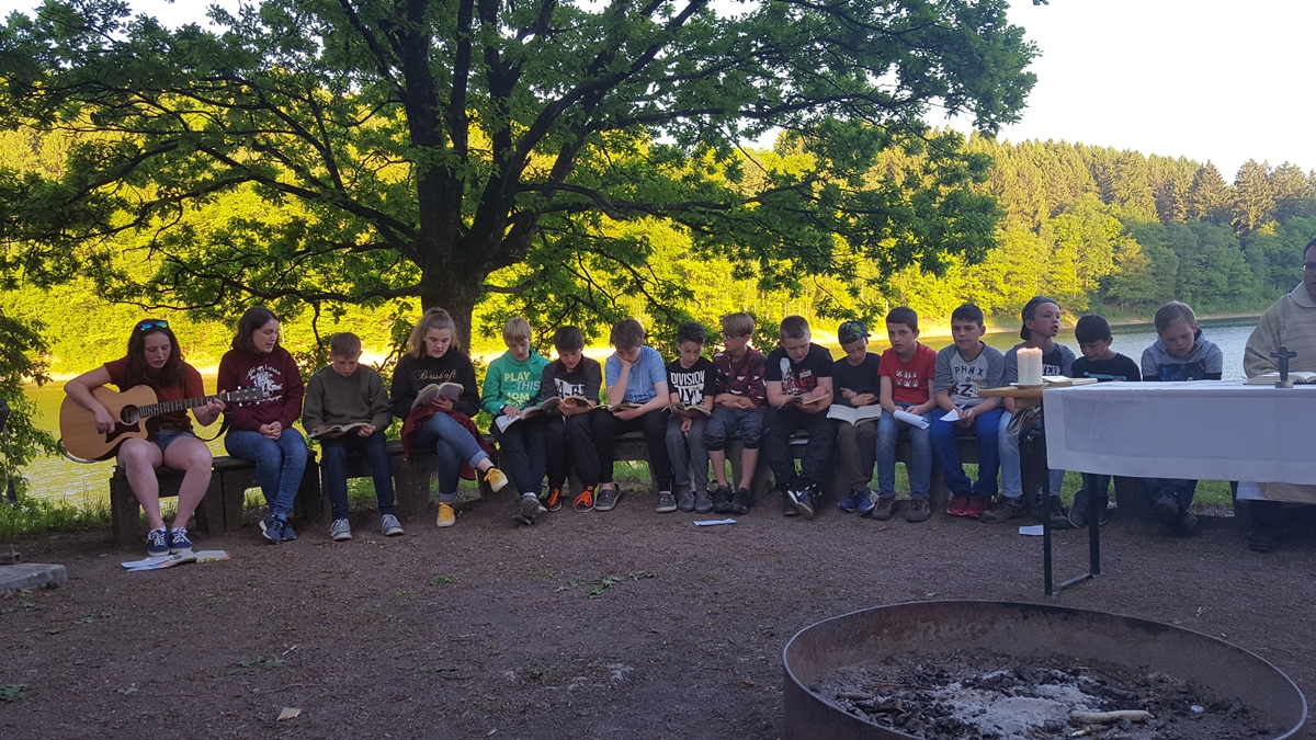 Während der Gottesdienste sowie abends am Lagerfeuer wurde mit Gitarrenbegleitung viel gesungen