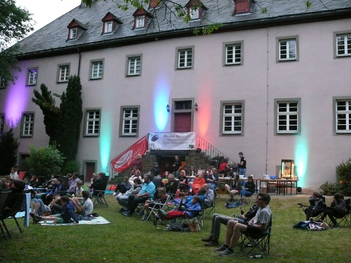 Zum Ende des schönen Abends hatten sich über 100 Besucher im Klostergarten versammelt