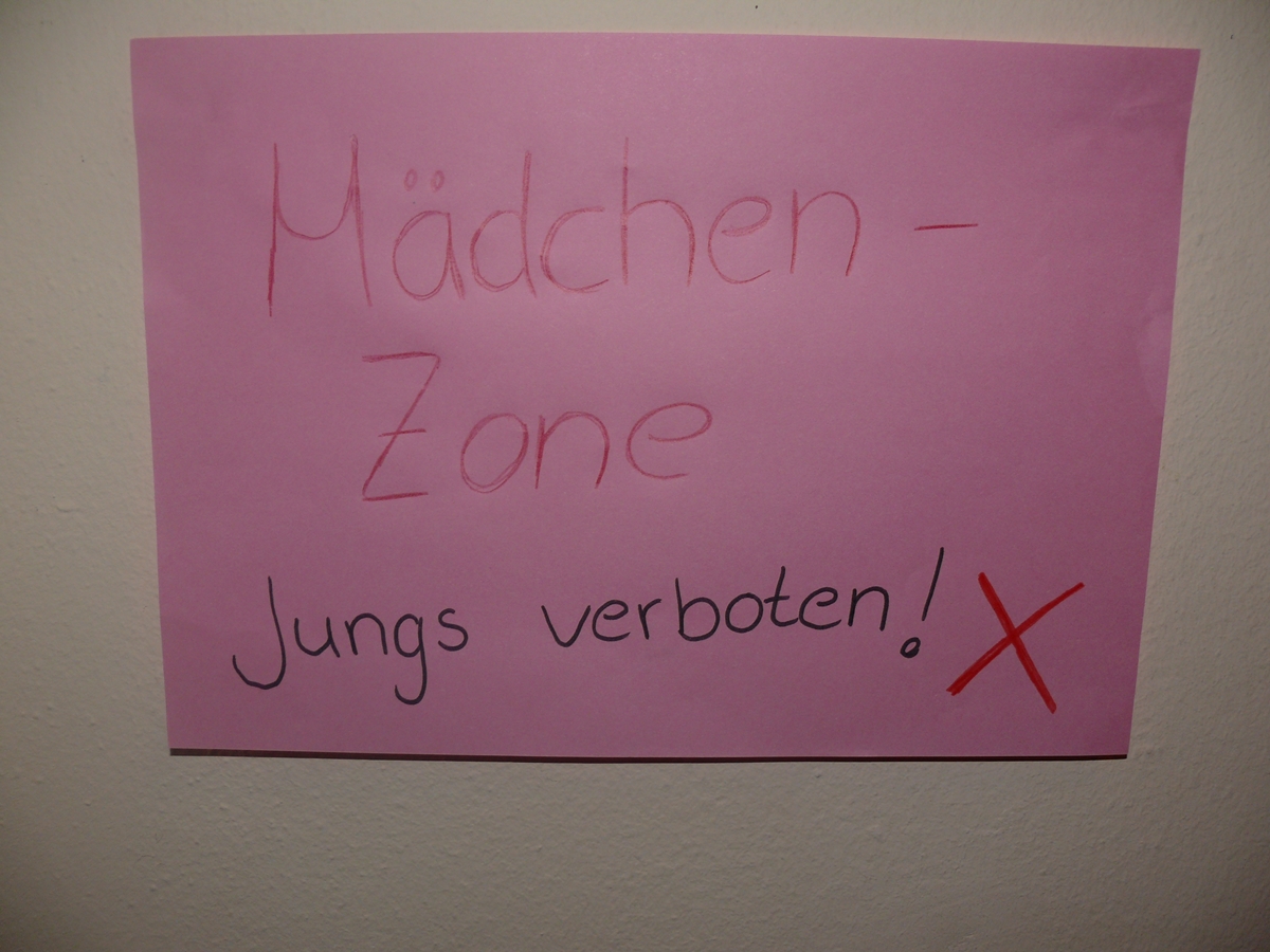 In getrennten Räumen verbrachten die Mädels und Jungs den Abend. In der Mädchenzone waren die Jungs verboten!