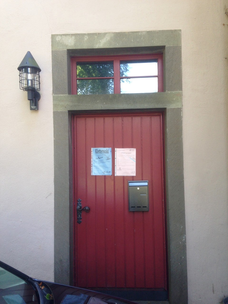 Der Eingang zum Gruppenraum... hier hängen auch immer die neuesten Plakate und der Briefkasten