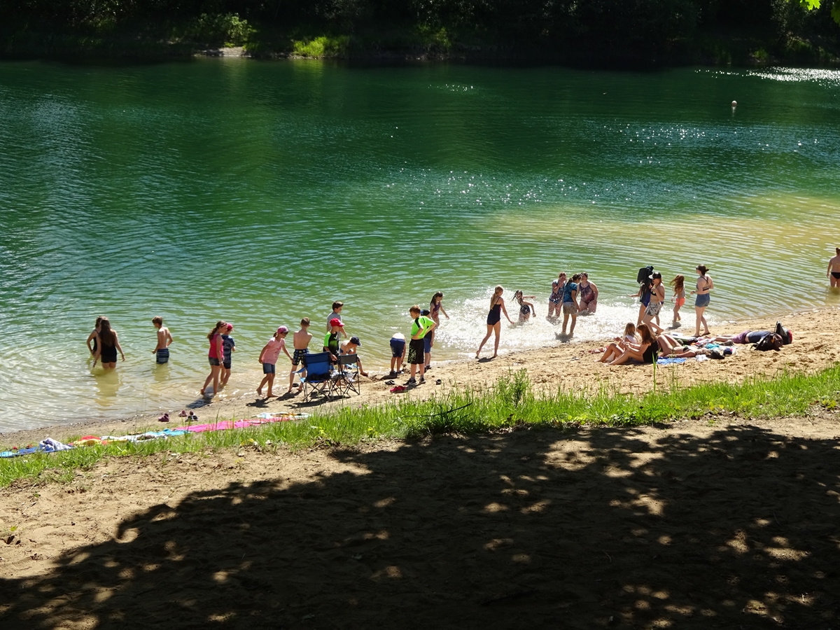 Bei perfektem Wetter konnten sich alle Kinder im Wasser austoben