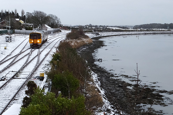 雪の日、ミドルトン方面から駅へ入線するコーク行き列車。
