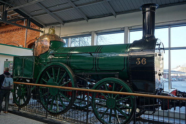1874年まで使われていた蒸気機関車36号機が展示されている。