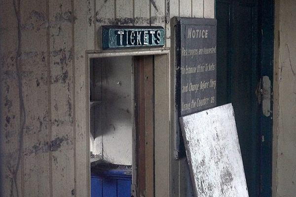 上りホームにある閉鎖された切符売り場を窓からのぞいたところ。