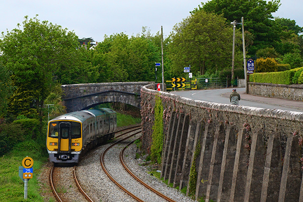 コーヴとの中間あたりの陸橋をくぐりコーヴへ向かう列車を歩道橋から。