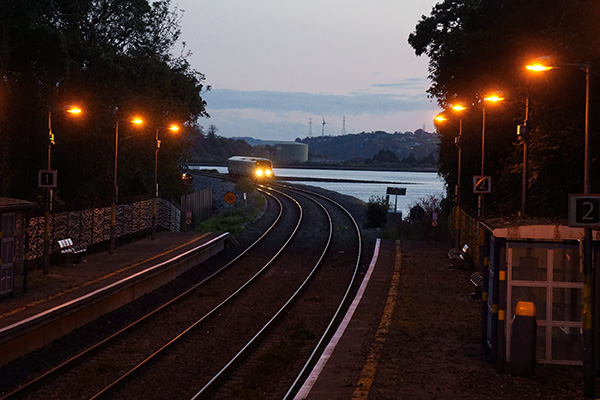 上りコーク行き列車がキャリガロー方面からやってくる所を駅の跨線橋から。