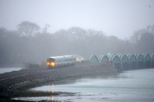 （撮影地ガイド・F地点）国道25号線からスラッティー鉄橋を渡りグロンタウンへと向かう列車。