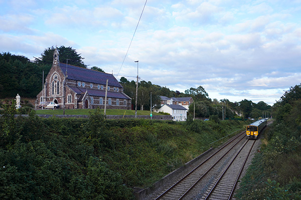 グロンタウン村の中心あたりの教会前をコーク方面へ向かう列車。