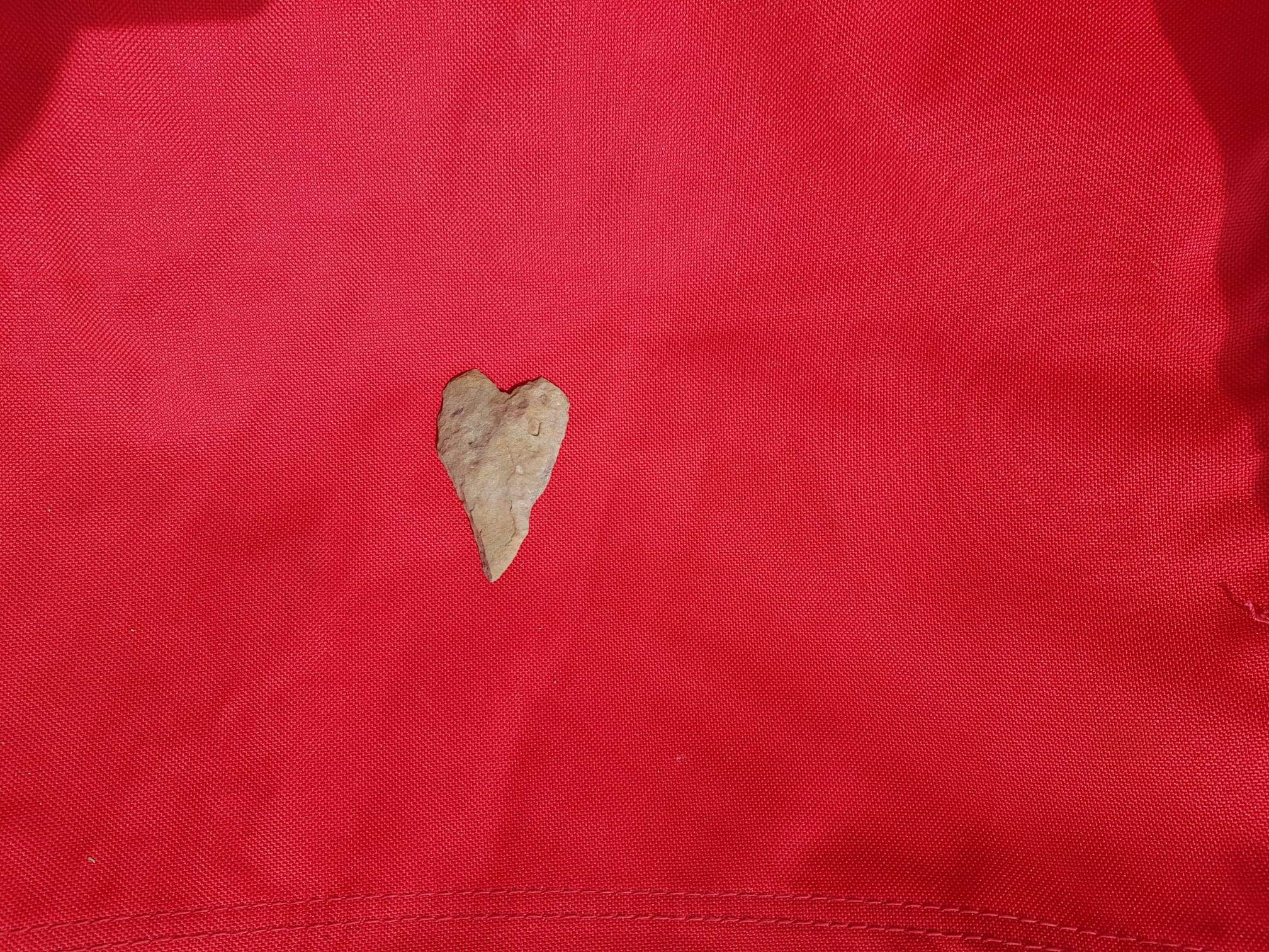 Adia hat einen Stein in Herzform gefunden