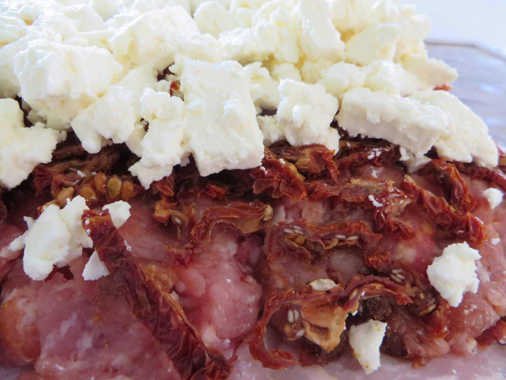 Hack halb & halb durchmengt mit Rub, Füllung aus Schaafskäse und getrockneten Tomaten
