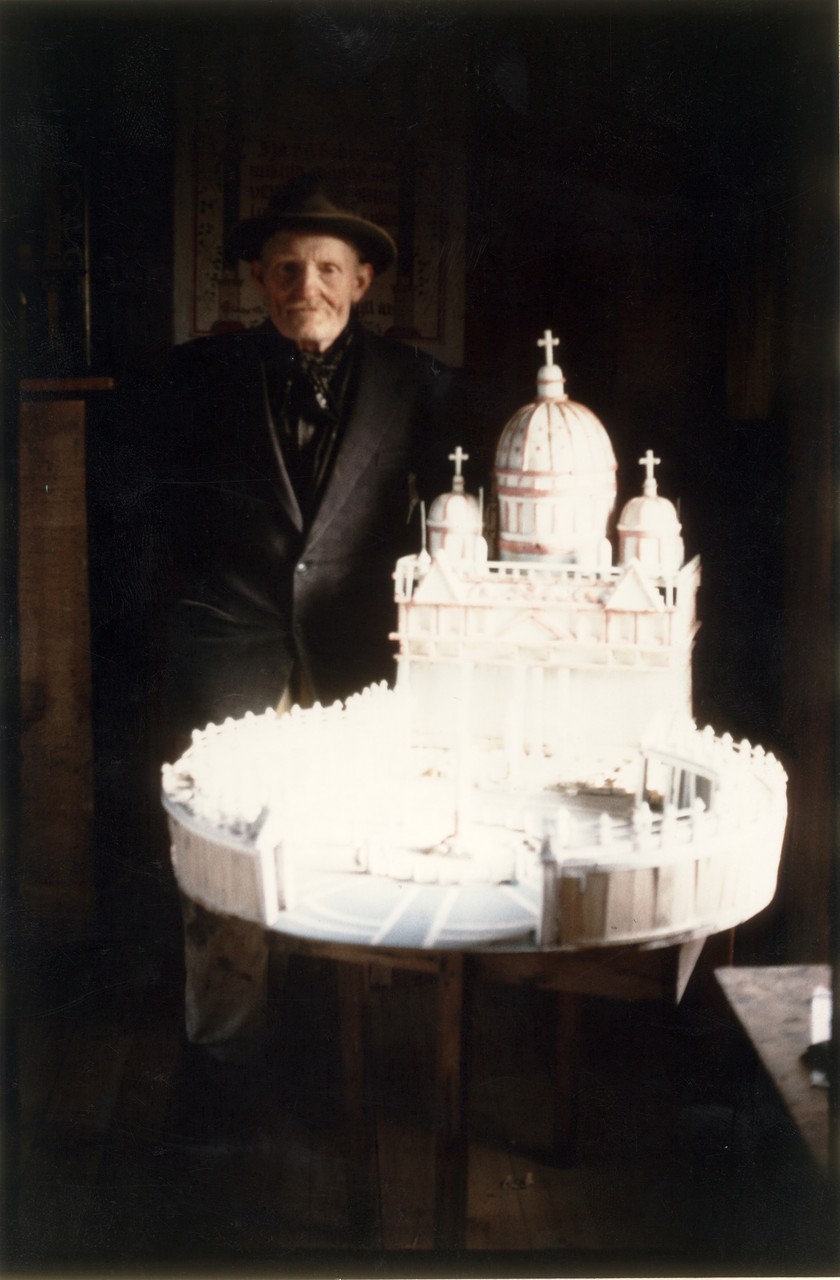 Samúel in the church with his miniature of S. Peter´s Basilica in Rome. 