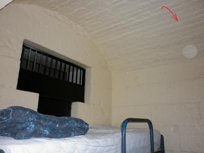 En voulant prendre une dernière photo avant de se coucher, l’un des enquêteurs a aperçu en direct, dans son viseur, un orbe en déplacement. Il a pris une photo dans sa direction… et surprise!