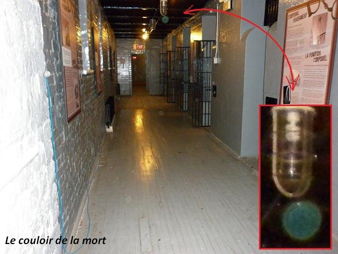 L’enquête a révélé la présence de plusieurs orbes. Celui que vous voyez ici, en gros plan, arbore une teinte vert émeraude.