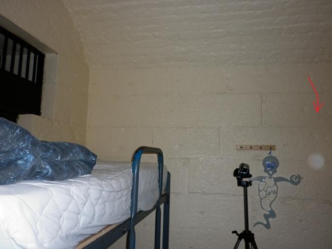 Amusé par la situation, nous prenons une nouvelle photo… et là, juste à côté de la mascotte, un orbe semble s’être posé. Farce de l’invisible, pur hasard… ou signe ?