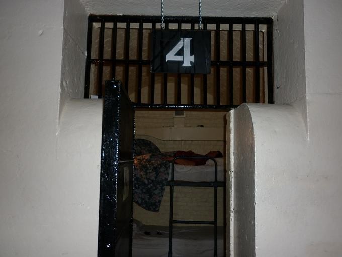 Cette nuit-là, nous avons dormi dans une ancienne cellule du secteur réservé aux prisonniers — la prison comportait également une aile destinée aux femmes détenues.