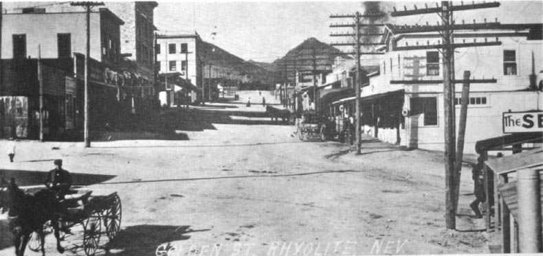Cette photo de la ville Rhyolite a été prise entre 1904 et 1907.