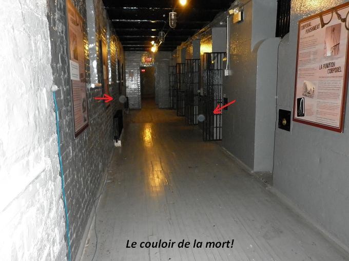 Le couloir de la mort n’est visible qu’à travers l’arrière d’une porte barricadée de barreaux. Cette photo, ainsi que les quatre suivantes, ont été prises depuis cet unique point d’observation.