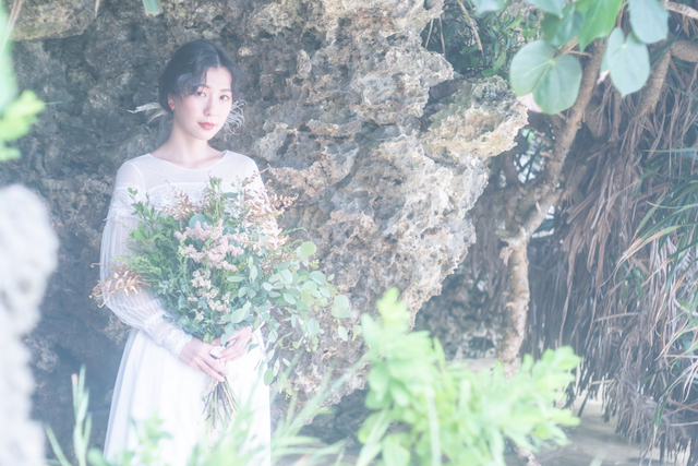 beach-wedding-bride- bouquet