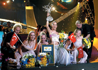 Año 2003...Canción Ganadora: "Everyway that I Can"...Cantante:Sertab Erener... Pais: Turquia