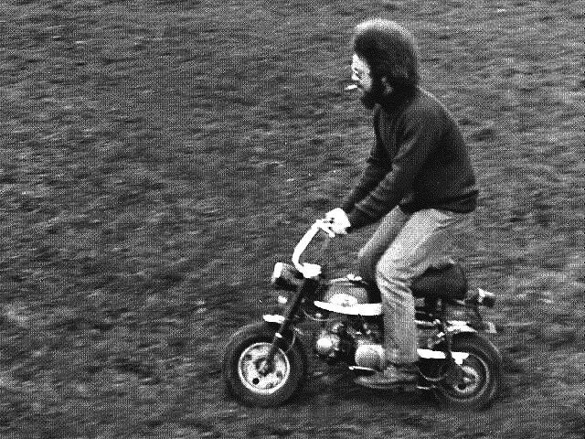 Stuart en una Honda AZ 50 Mini Trail