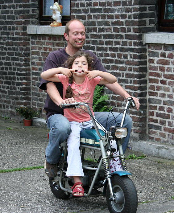 Padre e hija en una Fantic TX7