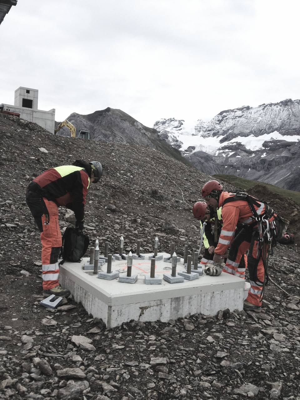 Vorbereitungsarbeiten für die Flugmontage der 10er-Gondelbahn Stand-Express Lenk
