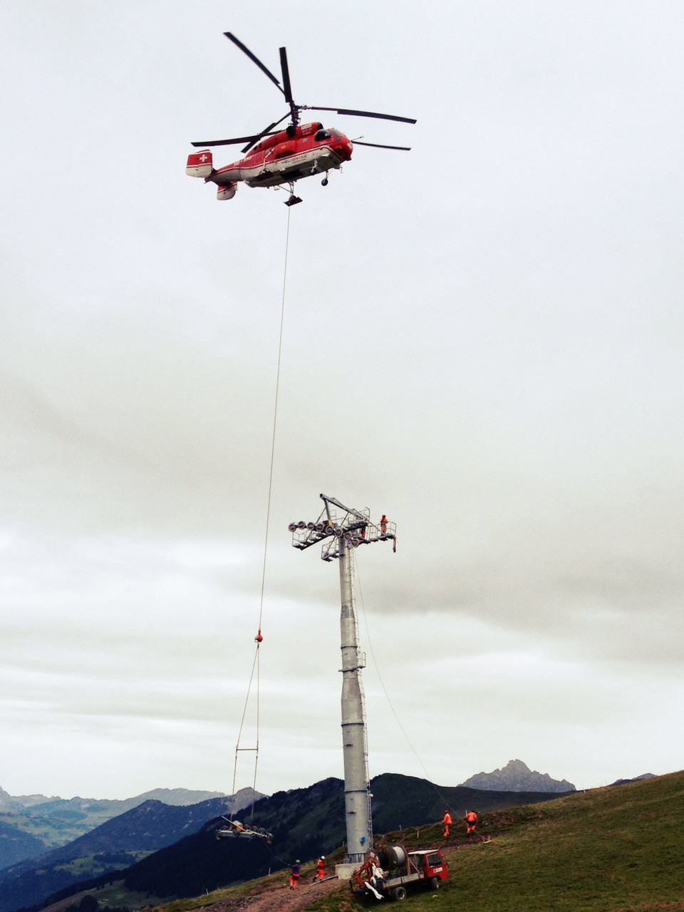Montage mit Kamov 10er-Gondelbahn Stand-Express Lenk