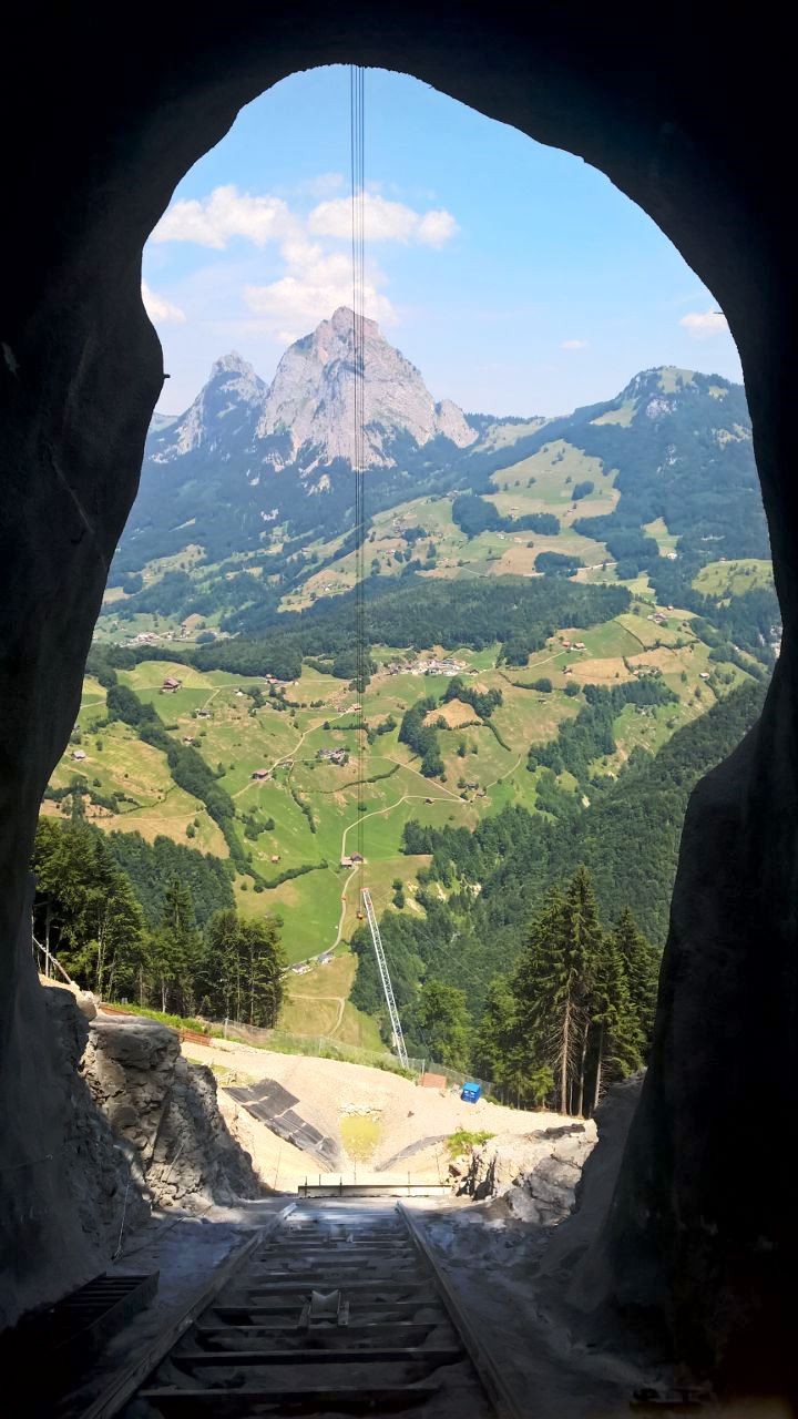 Ausblick aus dem Tunnel von der Standseilbahn (für den Tunellbau) Stoos