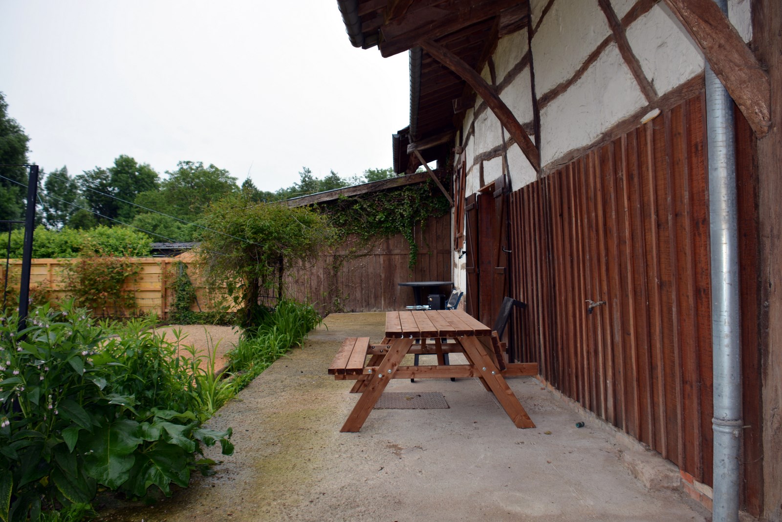 Table forestière à l'arrière - gîte proche de la  CHAMPAGNE-ARDENNE