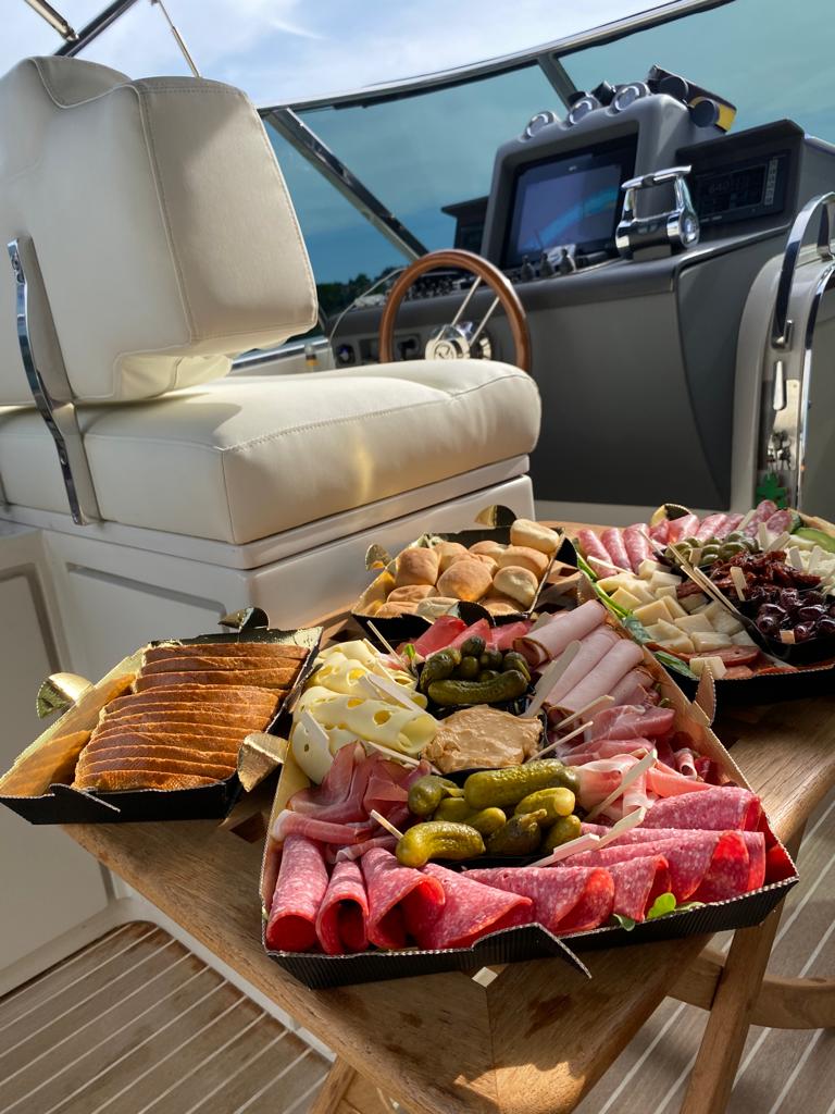 Mitgebrachte Snacks und Canapés auf der Itama "Dolce Vita" Yacht Tour 