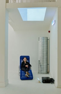 Swimmingpool; 2011; Deckenprojektion, Ton über Lautsprecher