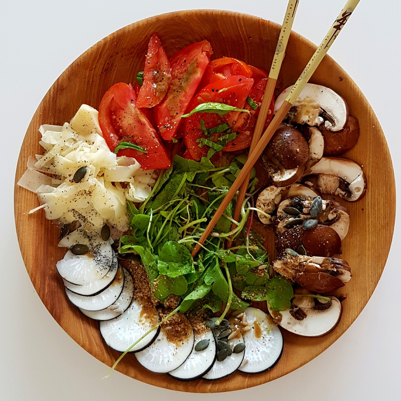 Tomate coeur de boeuf, radis noir, champignon, jeune fan de radis, tagliatelles de conté, graines courges/pavot/tournesol et gomasio